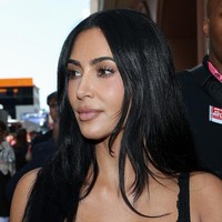 Setelah go public di Instagram, Kim mulai hadir di paddock pertandingan. Kehadiran bintang realita tv itu sukses bikin heboh dengan gaya seksinya yang jadi perhatian. Foto: WireImage/Pascal Le Segretain
