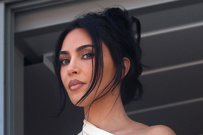 Keesokan harinya, Kim bak menyulap lintas balap menjadi panggung peragaan dengan gaya glamournya. Kali ini, ia memakai gaun krem membentuk badan berpotongan asimetris.Foto: Getty Images/Steven Tee