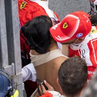 Kedatangan Kim Kardashian menambah semangat Lewis Hamilton untuk mengejar kemenangan Ferrari pertamanya. Begini momen mereka berpelukan setelah pertandingan.Foto: FilmMagic/Arnold Jerocki