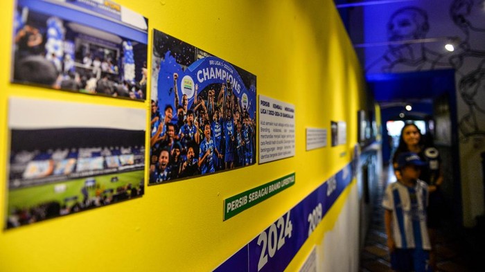 Pengunjung memotret karya seni lukis yang dipamerkan pada pameran seni Cultura Persib di Grey Art Galery, Bandung, Jawa Barat, Senin (8/6/2026). Pameran Cultura Persib yang menampilkan 93 karya seni lukisan, instalasi, fotografi, dan patung tersebut menceritakan perjalanan, identitas, dan warisan yang telah membentuk Tim Persib Bandung sebagai bagian yang tidak terpisahkan dari kehidupan masyarakat Bandung. ANTARA FOTO/Raisan Al Farisi
