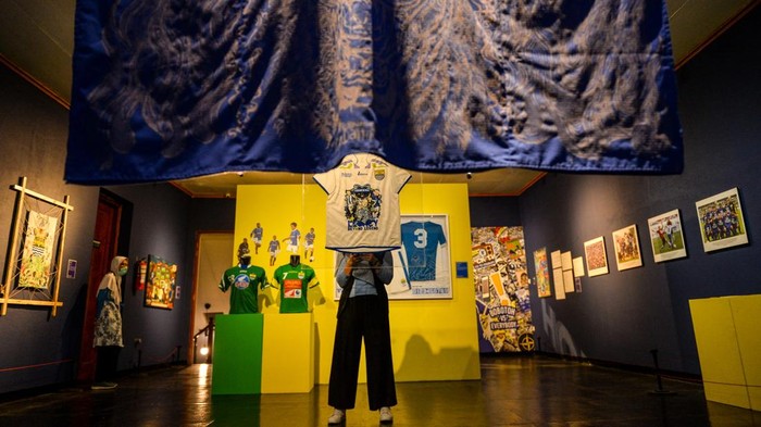 Pengunjung memotret karya seni lukis yang dipamerkan pada pameran seni Cultura Persib di Grey Art Galery, Bandung, Jawa Barat, Senin (8/6/2026). Pameran Cultura Persib yang menampilkan 93 karya seni lukisan, instalasi, fotografi, dan patung tersebut menceritakan perjalanan, identitas, dan warisan yang telah membentuk Tim Persib Bandung sebagai bagian yang tidak terpisahkan dari kehidupan masyarakat Bandung. ANTARA FOTO/Raisan Al Farisi