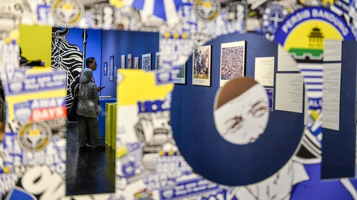 Pengunjung memotret karya seni lukis yang dipamerkan pada pameran seni Cultura Persib di Grey Art Galery, Bandung, Jawa Barat, Senin (8/6/2026). Pameran Cultura Persib yang menampilkan 93 karya seni lukisan, instalasi, fotografi, dan patung tersebut menceritakan perjalanan, identitas, dan warisan yang telah membentuk Tim Persib Bandung sebagai bagian yang tidak terpisahkan dari kehidupan masyarakat Bandung. ANTARA FOTO/Raisan Al Farisi