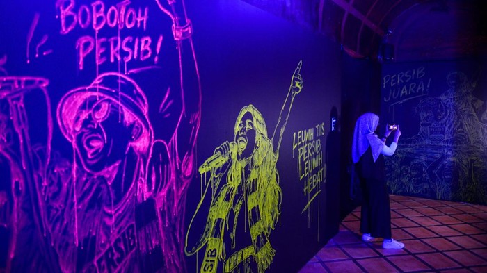 Pengunjung memotret karya seni lukis yang dipamerkan pada pameran seni Cultura Persib di Grey Art Galery, Bandung, Jawa Barat, Senin (8/6/2026). Pameran Cultura Persib yang menampilkan 93 karya seni lukisan, instalasi, fotografi, dan patung tersebut menceritakan perjalanan, identitas, dan warisan yang telah membentuk Tim Persib Bandung sebagai bagian yang tidak terpisahkan dari kehidupan masyarakat Bandung. ANTARA FOTO/Raisan Al Farisi
