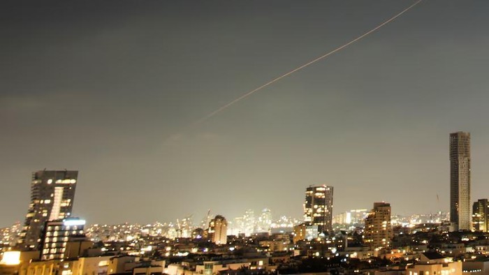 Sebuah proyektil melesat di langit di atas Israel tengah selama serangan rudal Iran. (AP: Ohad Zwigenberg)