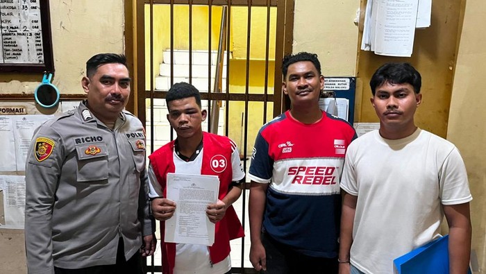 Pria berinisial SN di Kota Ambon, Maluku, babak belur diamuk massa usai kepergok mencuri iPhone 14 Pro Max hingga laptop di rumah warga.
