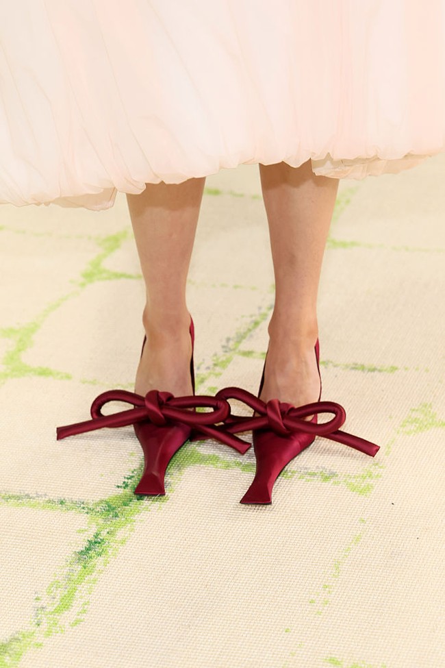 Marc Jacobs selalu dikenal dengan rancangan nyentrik dan eksentrik, namun kali ini netizen dibuat ‘bingung’. Sepatu Ultra-Ultra Pointed Heels memiliki desain ramping dengan ujung lancip yang sangat panjang. Foto: Getty Images/Mike Coppola