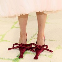 Marc Jacobs selalu dikenal dengan rancangan nyentrik dan eksentrik, namun kali ini netizen dibuat ‘bingung’. Sepatu Ultra-Ultra Pointed Heels memiliki desain ramping dengan ujung lancip yang sangat panjang. Foto: Getty Images/Mike Coppola