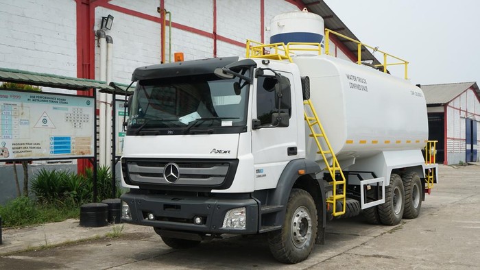 Aplikasi water tank pada truk Mercedes-Benz