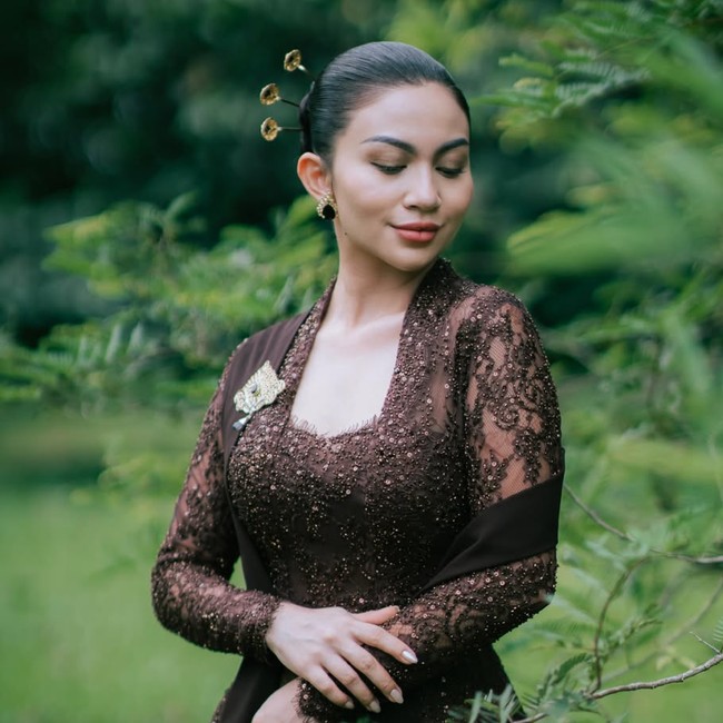 Pesona Ariel Tatum Padukan Kebaya Kutu Baru dan Kain dari Tahun 1965
