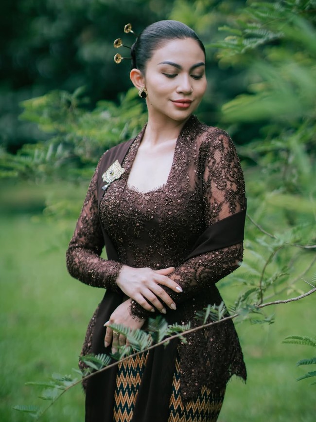 Pesona Ariel Tatum Padukan Kebaya Kutu Baru dan Kain dari Tahun 1965