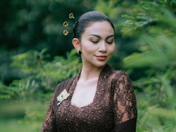 Pesona Ariel Tatum Padukan Kebaya Kutu Baru dan Kain dari Tahun 1965