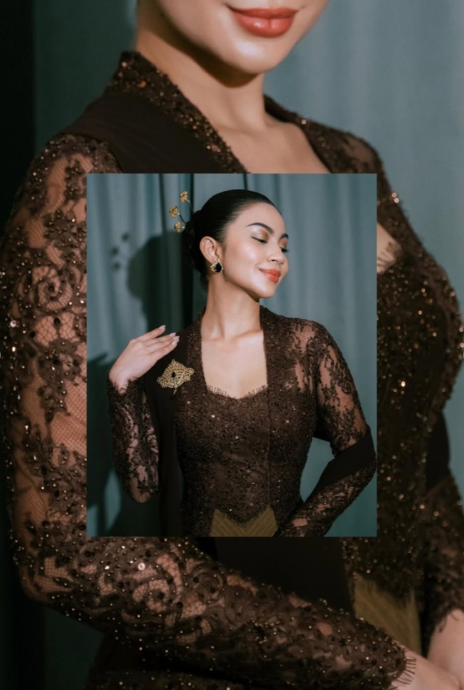 Ariel mengenakan kebaya kutubaru berwarna cokelat tua dengan potongan pendek yang memberikan kesan klasik. Siluetnya membentuk tubuh secara anggun tanpa terlihat berlebihan. Foto: Instagram/@arieltatum