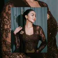 Ariel mengenakan kebaya kutubaru berwarna cokelat tua dengan potongan pendek yang memberikan kesan klasik. Siluetnya membentuk tubuh secara anggun tanpa terlihat berlebihan. Foto: Instagram/@arieltatum