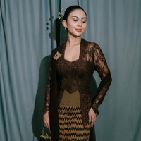 Kebaya tersebut dipadukan dengan kain batik bermotif geometris zig-zag berwarna cokelat dan hitam. Menariknya, kain yang dikenakan merupakan karya Tirto Tejo tahun 1965. Foto: Instagram/@arieltatum