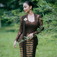Melengkapi tampilan, Ariel mengenakan selendang kecil berwarna senada yang menjuntai dari bahu. Pada bagian dada kiri terlihat sebuah bros bernuansa emas yang menjadi aksen utama. Foto: Instagram/@arieltatum