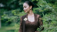 Beberapa netizen langsung gerak cepat men-mention Ariel Tatum dalam kesempatan itu. Lagi rame Ariel Tatum ya. Sampai dia reply thread ini, gue bakalan jalan kaki ke kantor selama seminggu dan gw rekam sebagai buktinya, komen akun Rama. Foto: Instagram/@arieltatum