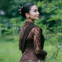 Rambut Ariel ditata dalam sanggul sleek yang sangat rapi. Ia menambahkan aksesori tusuk konde emas berbentuk unik. Foto: Instagram/@arieltatum