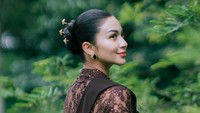 Ariel Tatum kasi tips dong biar kalau kita lagi emosi bisa diem bukannya malah podcast di Threads, tulis Tasya Farasya. Kak kalau minta tips jangan ke yang lagi hilang arah juga, balas Ariel Tatum. Sesama hilang arah mari kita support satu sama lain, balas Tasya Farasya. Foto: Instagram/@arieltatum
