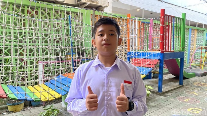 Siswa SD Islam H. Isriati Baiturrahman Semarang, M Arkananta Abdusalam (12) yang meraih nilai sempurna, di sekolah, Kecamatan Semarang Tengah, Kota Semarang, Senin (8/6/2026).