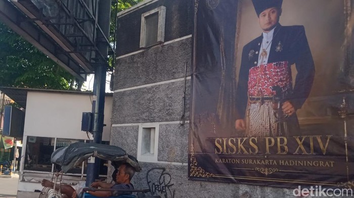Baliho SISKS Paku Buwono XIV Mangkubumi di simpang empat pasar Delanggu, Klaten, Senin (8/6/2026).