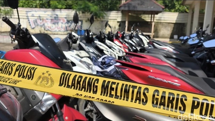 Barang bukti motor yang digelapkan mahasiswa Semarang.