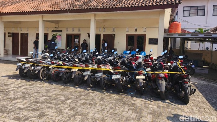 Puluhan sepeda motor yang digadai mahasiswa Semarang bernama Ibra Maulana (23), diamankan di Mapolsek Ngaliyan, Kota Semarang.