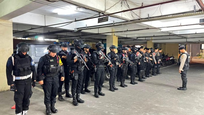Brimob Polda Metro Jaya menggelar patroli, Senin (8/6/2026) dini hari.
