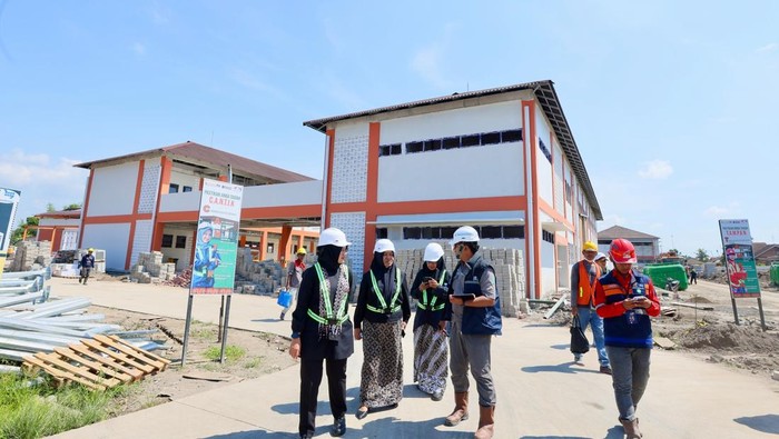 Bupati Banyuwangi Ipuk Fiestiandani meninjau sekolah rakyat
