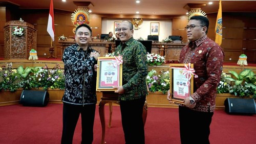 Bupati Karangasem, I Gusti Putu Parwata, didampingi Ketua DPRD Karangasem, I Wayan Suastika, menerima opini WTP dari BPK di Ruang Sidang Utama DPRD Bali, Senin (8/6/2026). (Foto: Dok. Pemkab Karangasem)