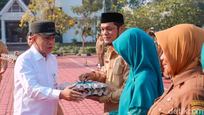 Bupati Karawang Aep Syaepuloh saat pemberian telur simbolis untuk penurunan stunting