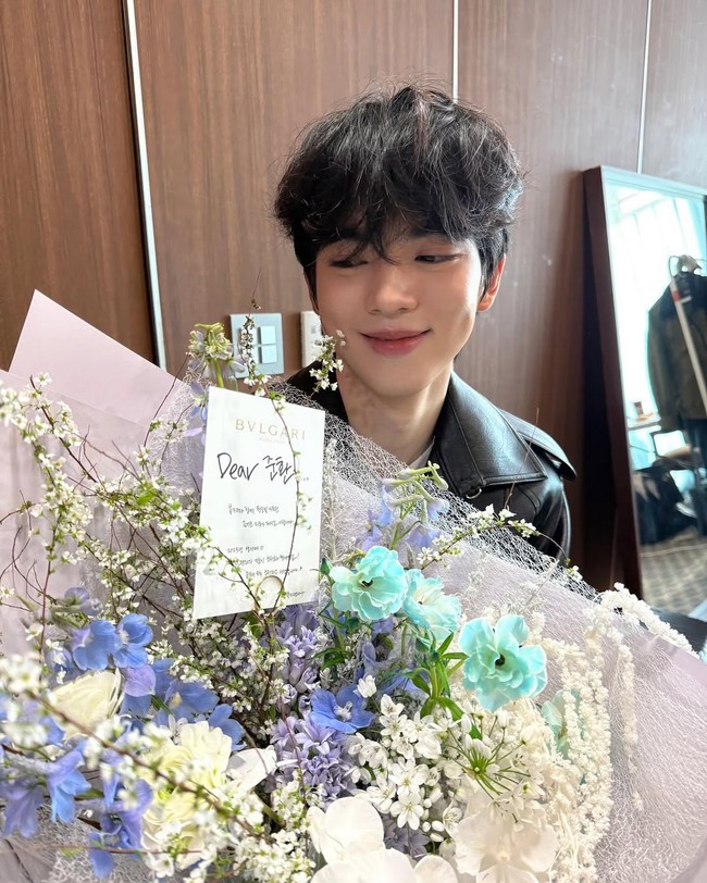 “Aku dulunya aktor cilik tetapi beralih menjadi atlet. Setelah pensiun, aku ingin mencoba menjadi aktor,” ungkap Cha Jun Hwan saat tampil di acara TV Ask Us Anything. Foto: dok. Instagram @jun_july_august