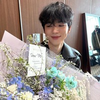 “Aku dulunya aktor cilik tetapi beralih menjadi atlet. Setelah pensiun, aku ingin mencoba menjadi aktor,” ungkap Cha Jun Hwan saat tampil di acara TV Ask Us Anything. Foto: dok. Instagram @jun_july_august