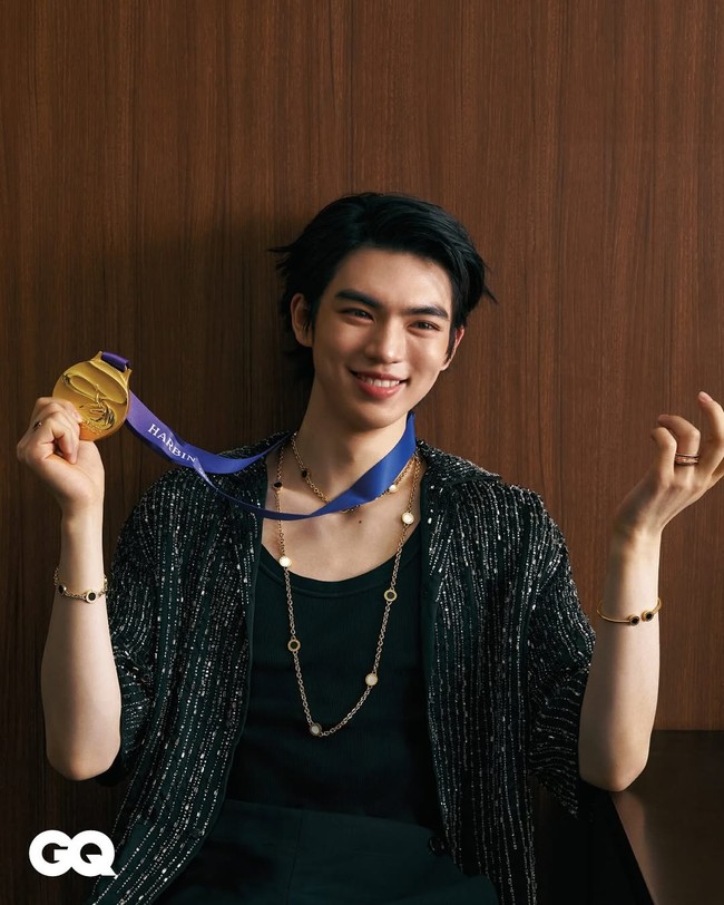 Cha Jun Hwan mencetak sejarah sebagai atlet figur skater pria pertama Korea Selatan yang memenangkan medali di Grand Prix of Figure Skating. Atlet 24 tahun ini juga merupakan lulusan Global Sport Program di Universitas Korea, setelah mengambil jurusan Sport Business dan lulus pada 2025. Foto: dok. Instagram @jun_july_august