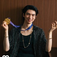 Cha Jun Hwan mencetak sejarah sebagai atlet figur skater pria pertama Korea Selatan yang memenangkan medali di Grand Prix of Figure Skating. Atlet 24 tahun ini juga merupakan lulusan Global Sport Program di Universitas Korea, setelah mengambil jurusan Sport Business dan lulus pada 2025. Foto: dok. Instagram @jun_july_august