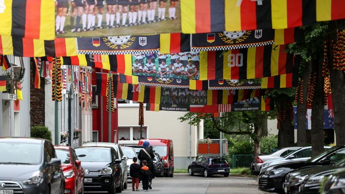 Euforia menyambut Piala Dunia FIFA 2026 mulai terasa kuat di Jerman. Di Kota Essen, wilayah barat Jerman, sebuah jalan permukiman berubah menjadi lautan bendera setelah dihiasi ratusan atribut sepak bola yang dipasang oleh para penggemar setempat, Se