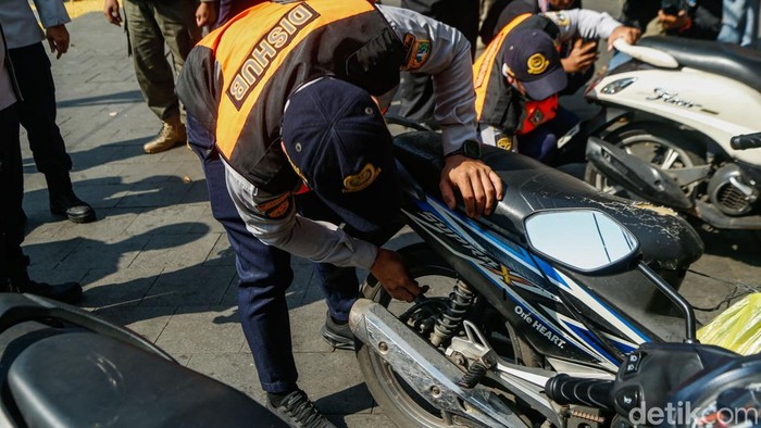 Setelah menggelar Apel Penertiban Parkir Liar dan Juru Parkir Liar di Monas, Jakarta, Senin (8/6/2026), ratusan petugas gabungan langsung bergerak ke sejumlah titik yang menjadi prioritas penindakan. Operasi ini merupakan bagian dari upaya Pemerintah Provinsi DKI Jakarta untuk menekan praktik parkir liar dan aktivitas juru parkir liar yang banyak dikeluhkan masyarakat.