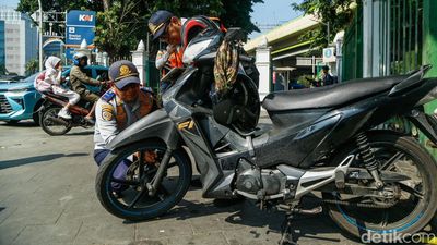 Dishub DKI Cabut Pentil hingga Derek Kendaraan yang Parkir Liar