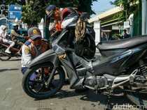 Dishub DKI Cabut Pentil hingga Derek Kendaraan yang Parkir Liar