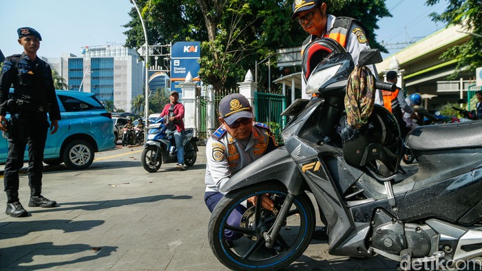 Setelah menggelar Apel Penertiban Parkir Liar dan Juru Parkir Liar di Monas, Jakarta, Senin (8/6/2026), ratusan petugas gabungan langsung bergerak ke sejumlah titik yang menjadi prioritas penindakan. Operasi ini merupakan bagian dari upaya Pemerintah