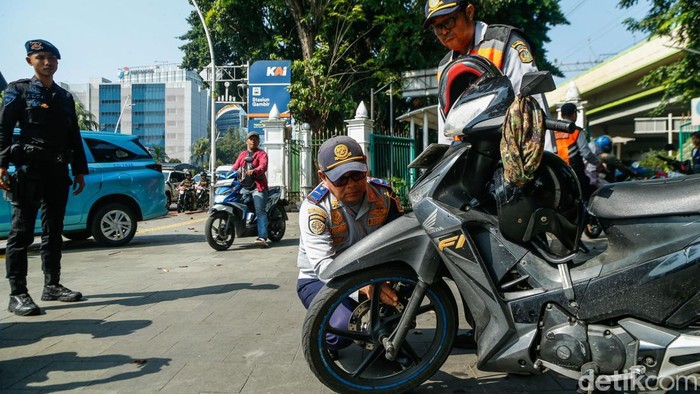 Setelah menggelar Apel Penertiban Parkir Liar dan Juru Parkir Liar di Monas, Jakarta, Senin (8/6/2026), ratusan petugas gabungan langsung bergerak ke sejumlah titik yang menjadi prioritas penindakan. Operasi ini merupakan bagian dari upaya Pemerintah Provinsi DKI Jakarta untuk menekan praktik parkir liar dan aktivitas juru parkir liar yang banyak dikeluhkan masyarakat.
