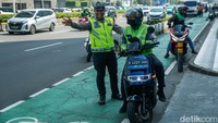 Meski demikian, petugas juga mengedepankan pendekatan persuasif. Pengendara yang masih berada di dekat kendaraannya diberikan imbauan untuk segera memindahkan kendaraan tanpa dikenakan tindakan lebih lanjut.  