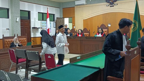 Dua eks kabid di Dinsos Lombok Barat, Muh Zakaki dan Dewi Dahliana, menjalani sidang tuntutan kasus korupsi sarung dan mukena di Pengadilan Tipikor Mataram, Senin (8/6/2026). (Foto: Abdurrasyid Efendi/detikBali)