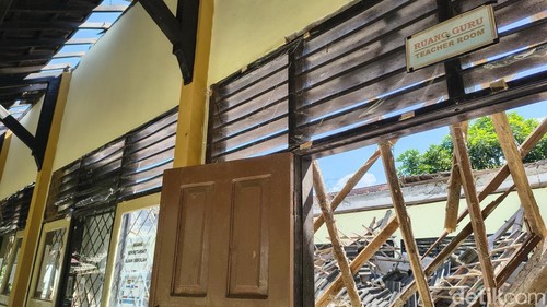 Dua ruangan guru di SMAN 1 Lingsar, Kecamatan Lingsar, Lombok Barat, NTB, roboh pada Minggu (7/6/2026).