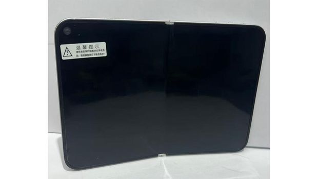 Dummy iPhone Fold. (X/onnyDickson)