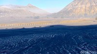 .Berdasarkan dokumentasi yang dibagikan komunitas wisata Bams Tour Bromo, kristal-kristal es terlihat tersebar di beberapa titik kawasan kaldera.