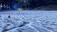 Fenomena tersebut terjadi akibat suhu udara yang merosot hingga di bawah 5 derajat Celsius pada dini hari, sehingga embun yang terbentuk sepanjang malam membeku dan menghasilkan lapisan putih menyerupai salju.