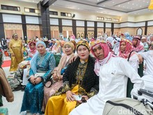 Bikin Salfok! Jemaah Haji Asal Sulsel Pulang Pakai Busana Bling-bling