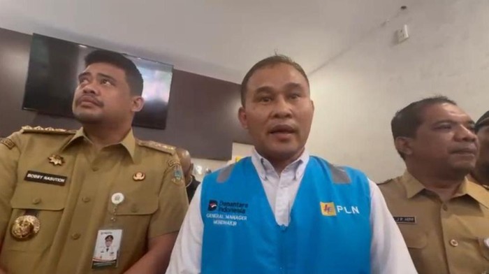 GM PLN UID Sumut Mundhakir (tengah). (dok. Istimewa)