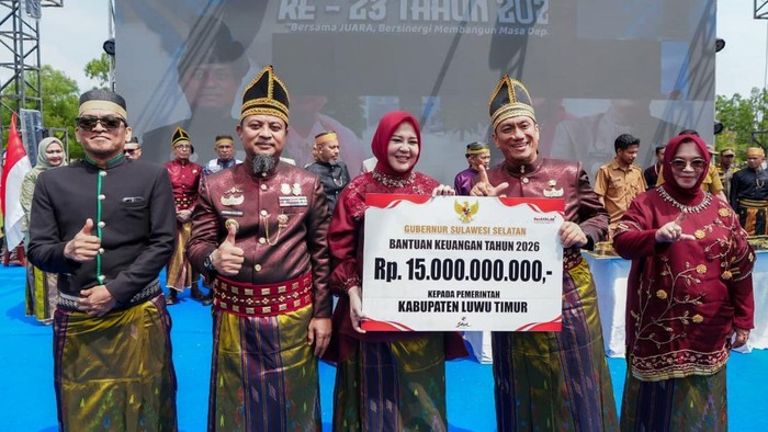 Gubernur Sulsel Andi Sudirman Sulaiman menggelontorkan bantuan keuangan Rp 15 miliar untuk Kabupaten Luwu Timur.