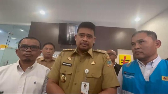 Gubsu Bobby didampingi pihak PLN usai rapat terkait pemadaman listrik bergilir. (dok. Istimewa)